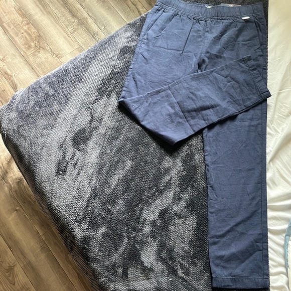 Hollister epic flex pants, slim straight, in a size small. - Picture 1 of 2